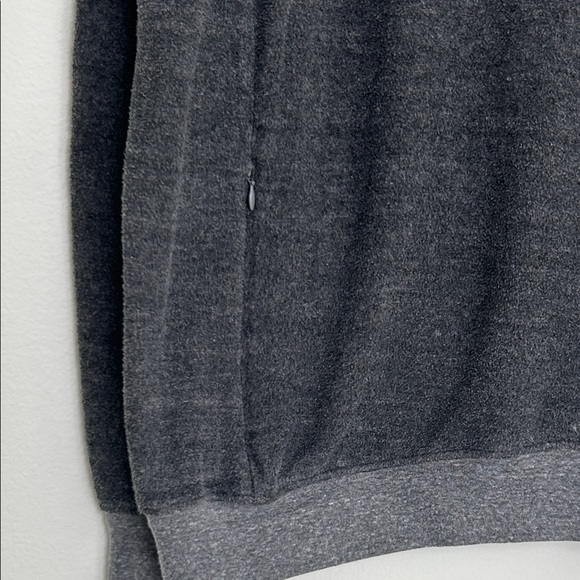 Alo Yoga Men’s L Gray Triumph Fleece Crewneck Sweatshirt w/ Zip Pockets - Picture 4 of 9